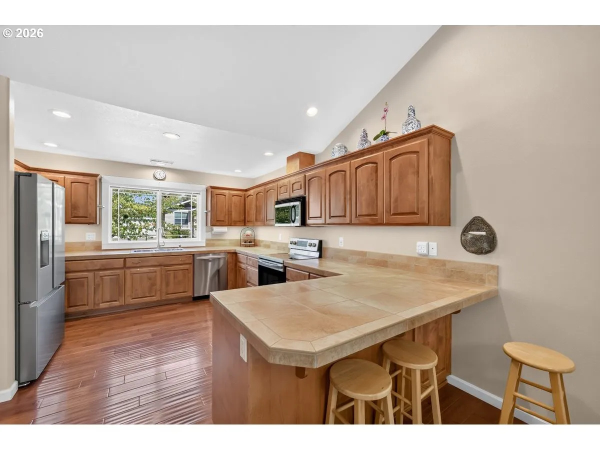 Kitchen-Breakfast Bar