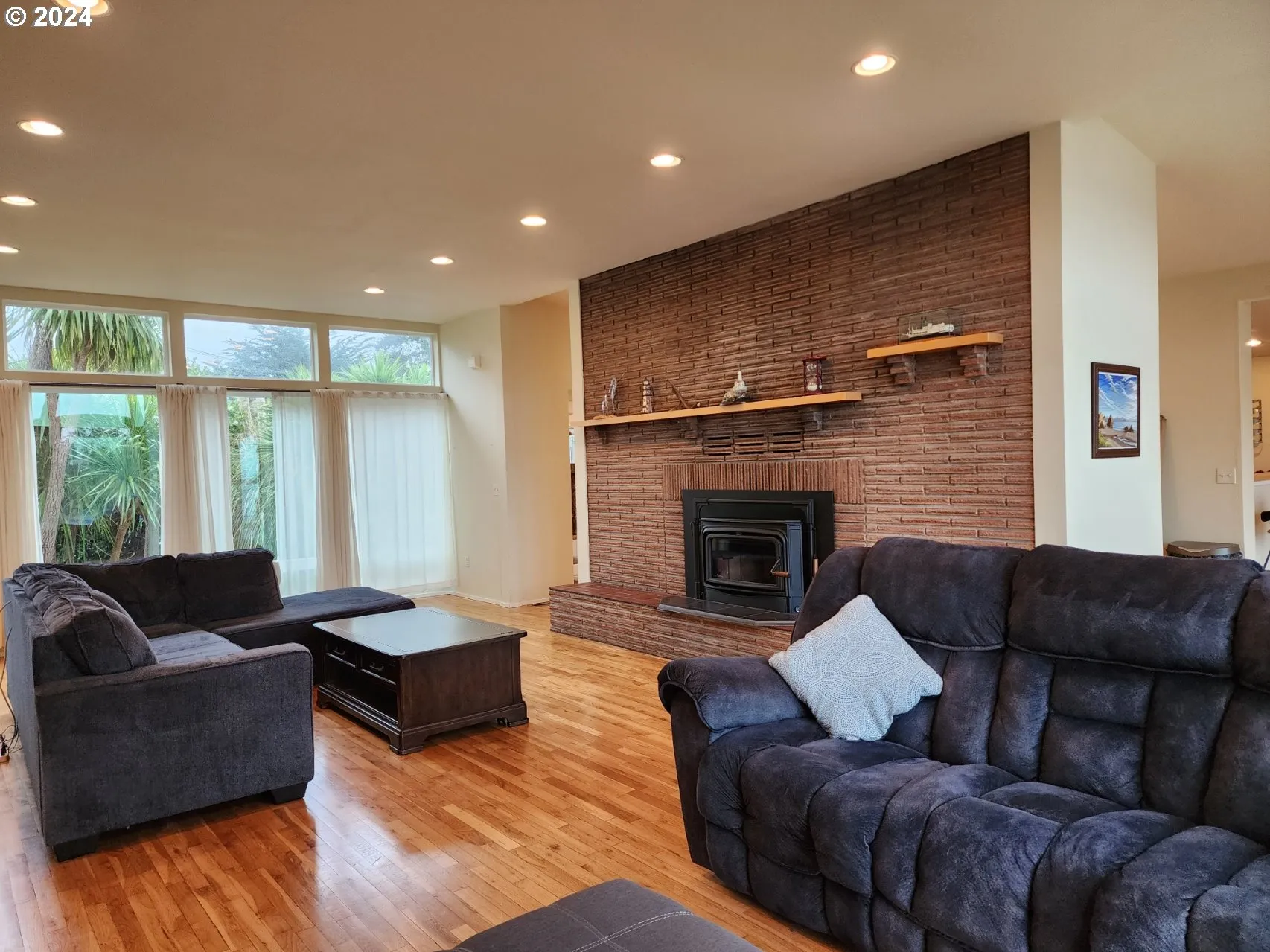 Living Room-Fireplace
