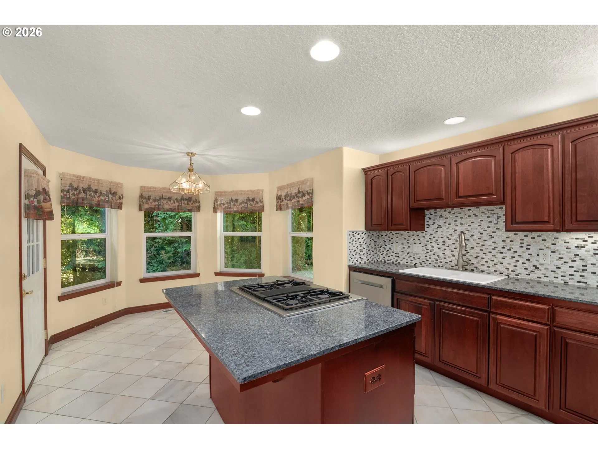 Kitchen/Nook-Island