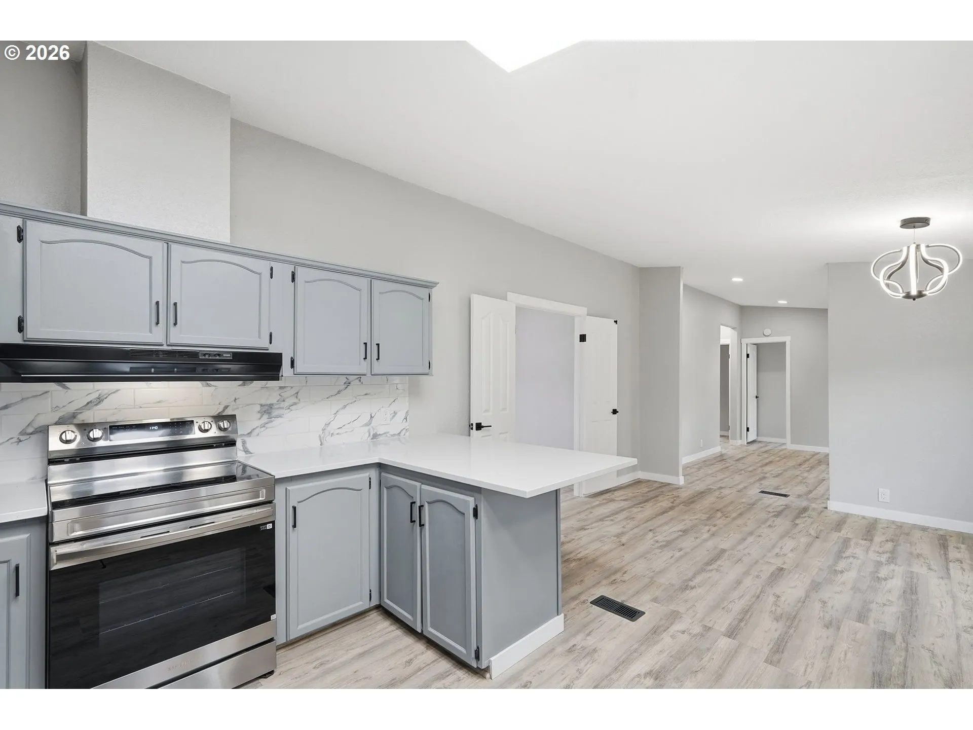 Kitchen-Breakfast Bar