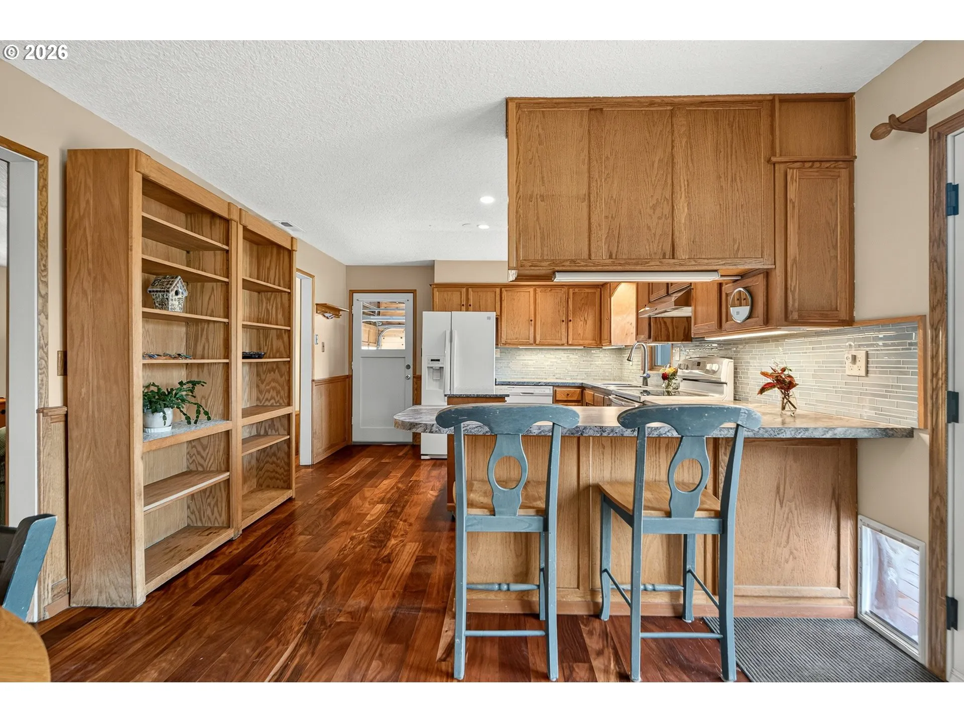 Kitchen-Breakfast Bar