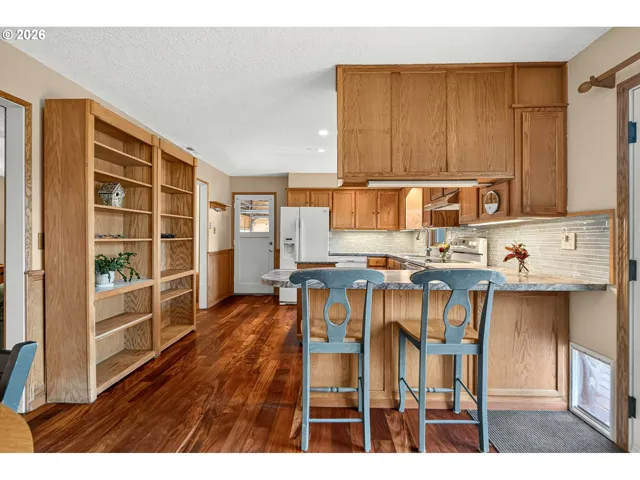 Kitchen-Breakfast Bar