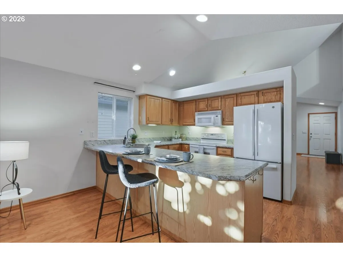 Kitchen-Breakfast Bar