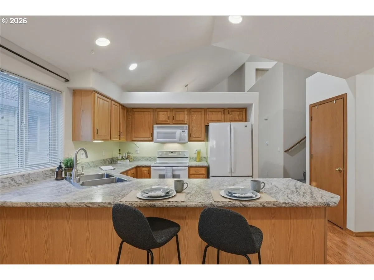 Kitchen-Breakfast Bar