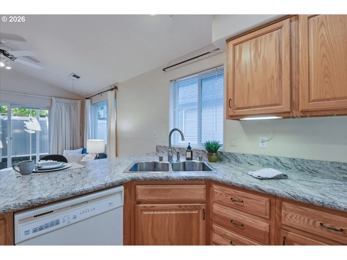 Kitchen-Breakfast Bar
