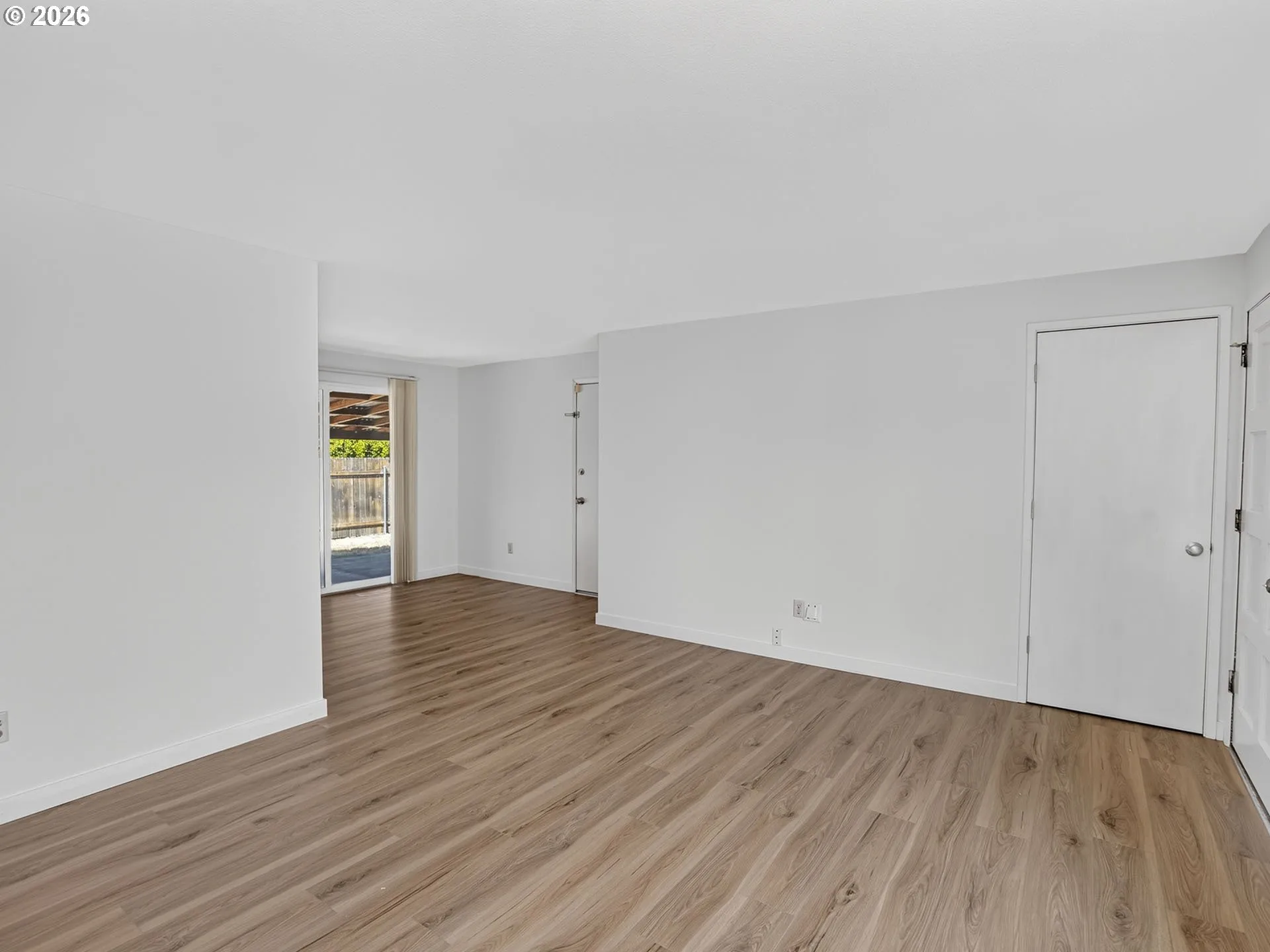 Living Room/Entrance
