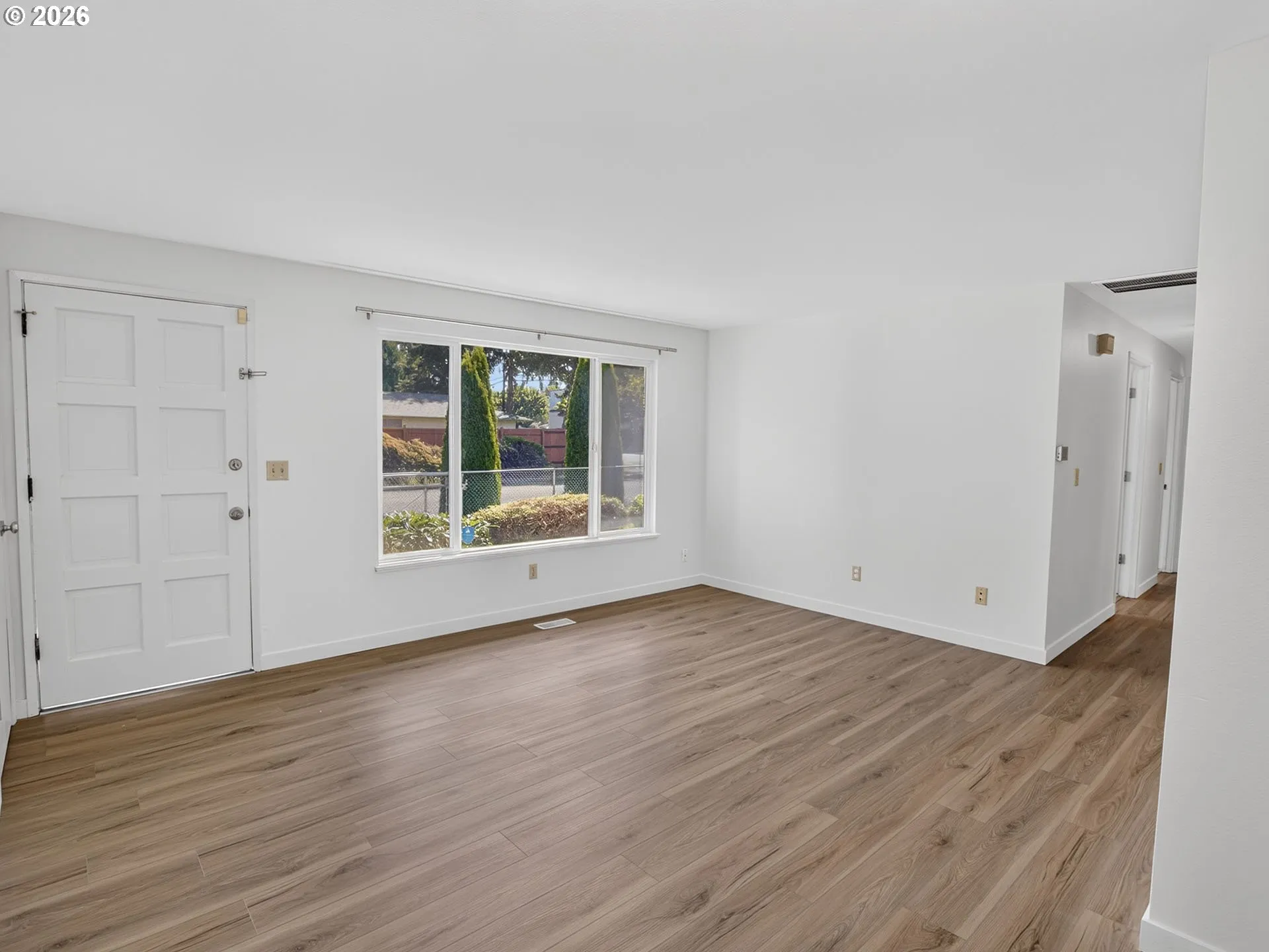 Living Room/Entrance