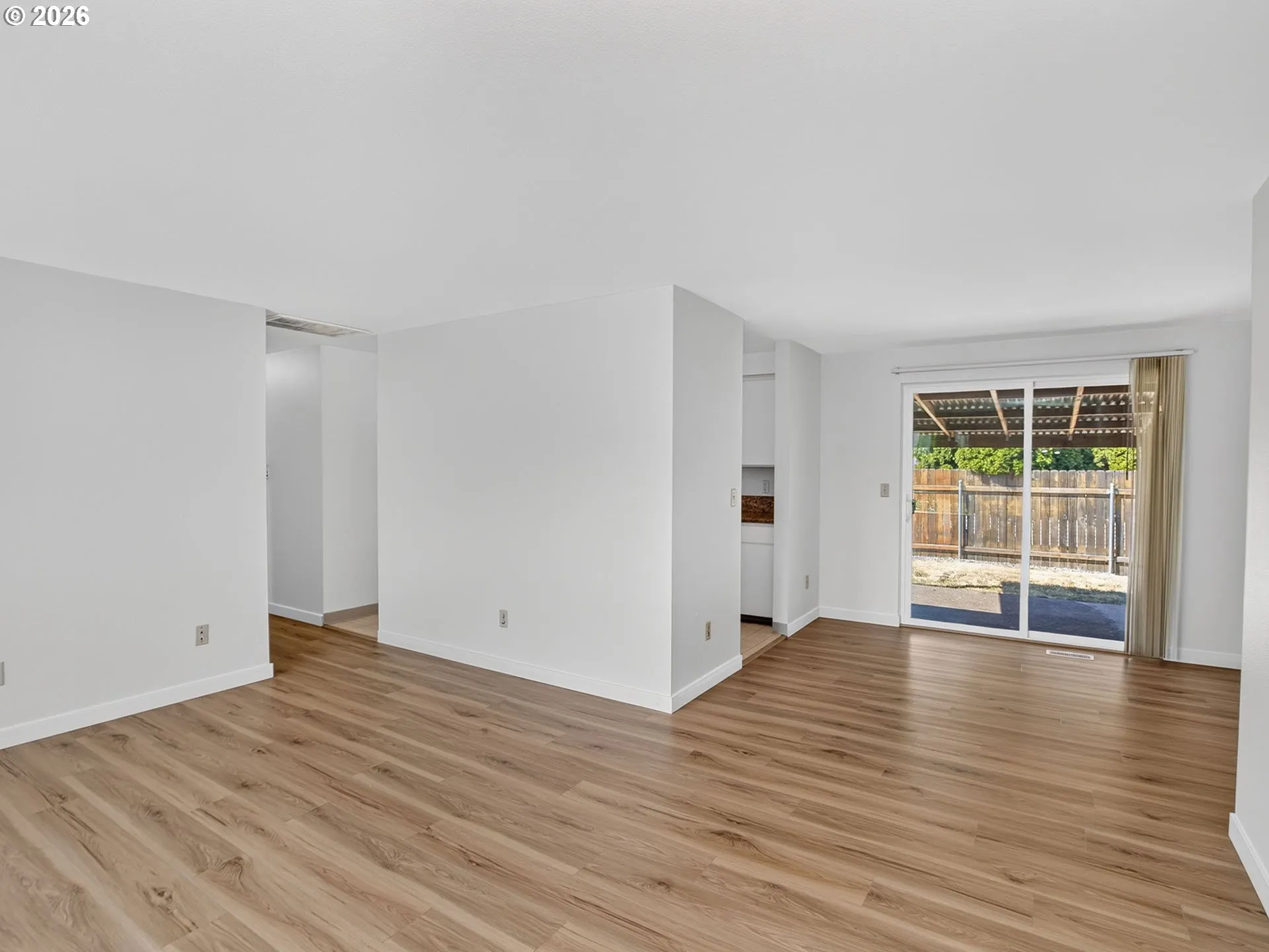 Living Room/Entrance