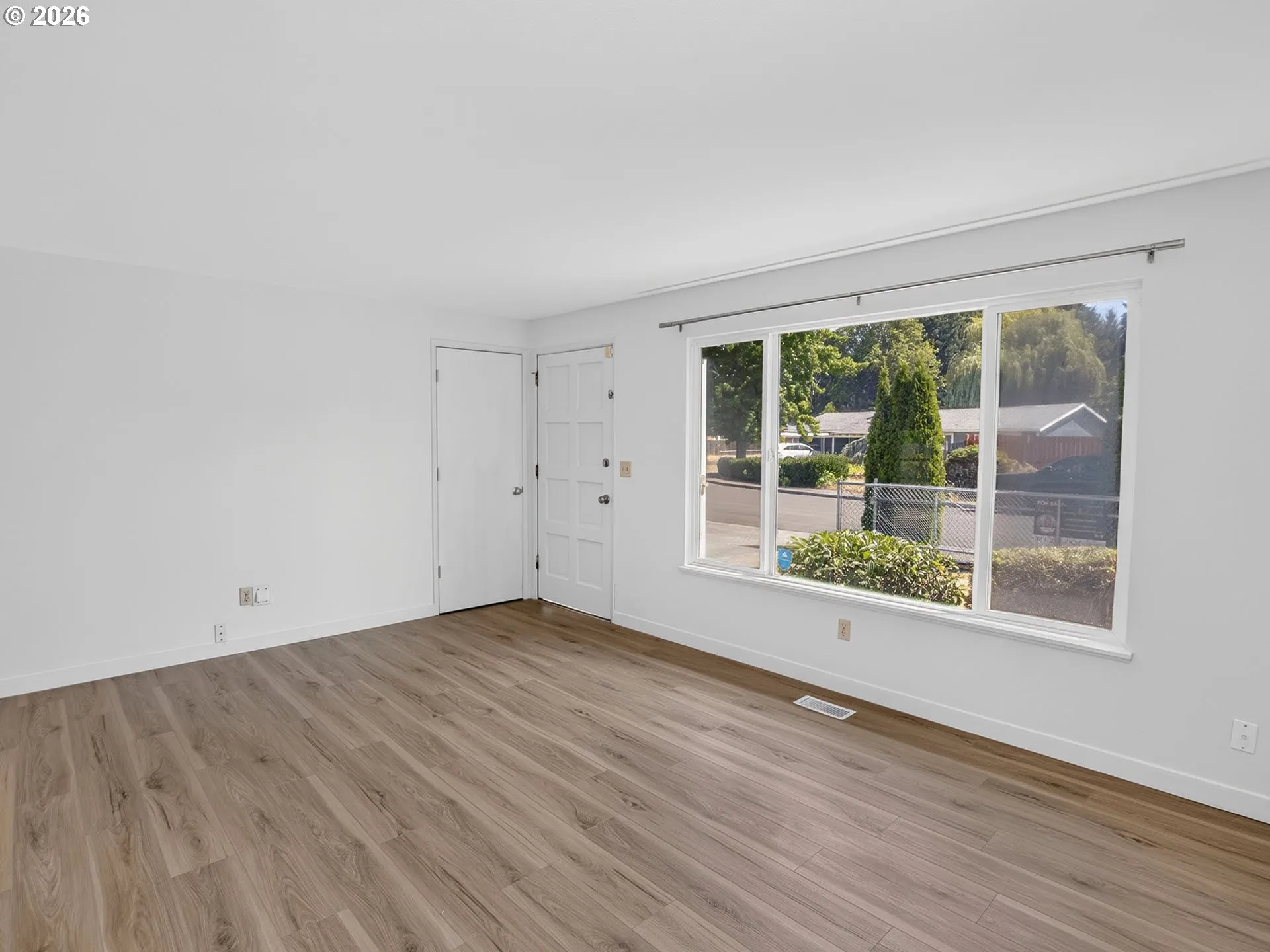 Living Room/Entrance