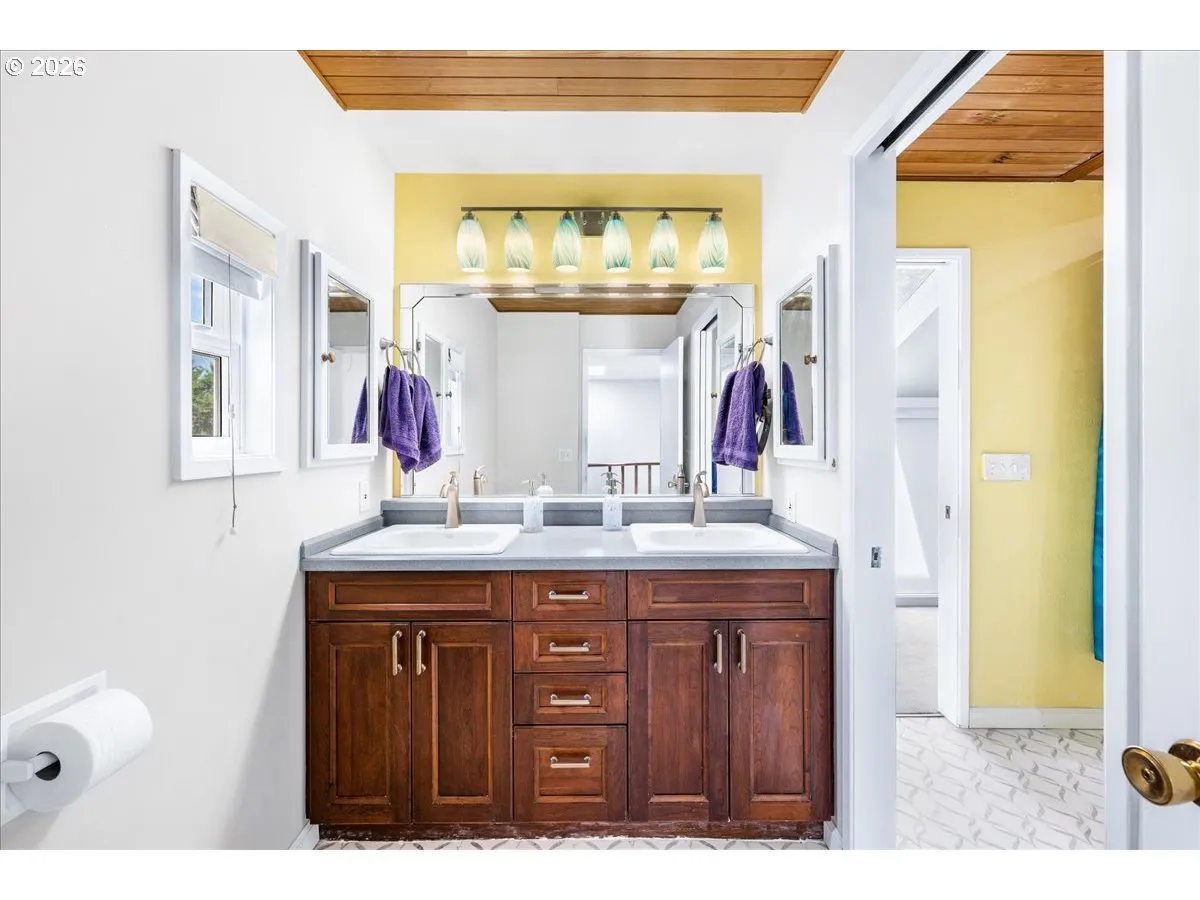 Bathroom-Upper