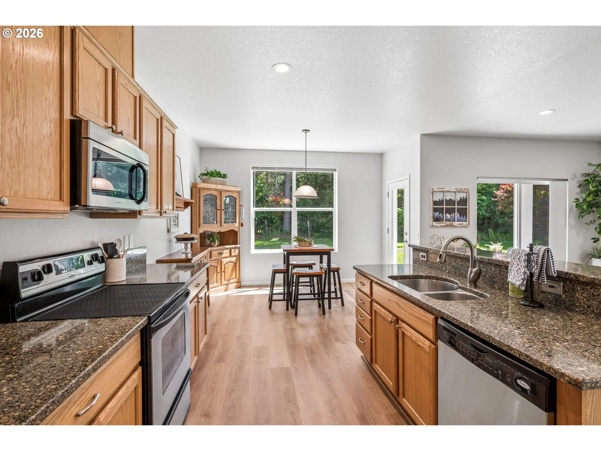 Kitchen-Breakfast Bar