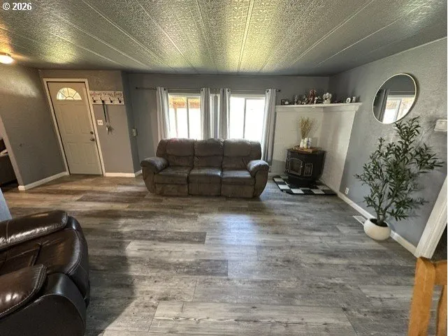 Living Room/Entrance