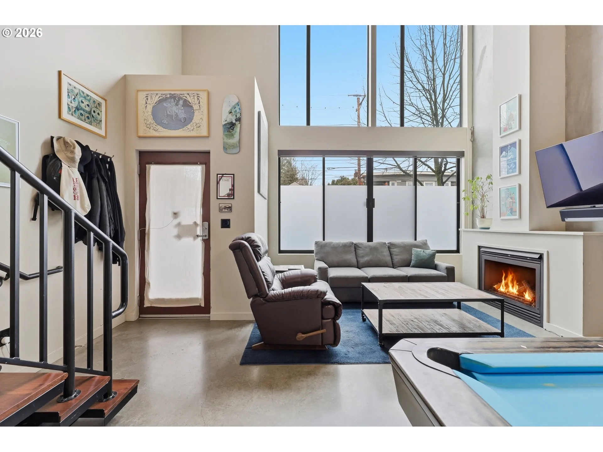 Living Room/Entrance