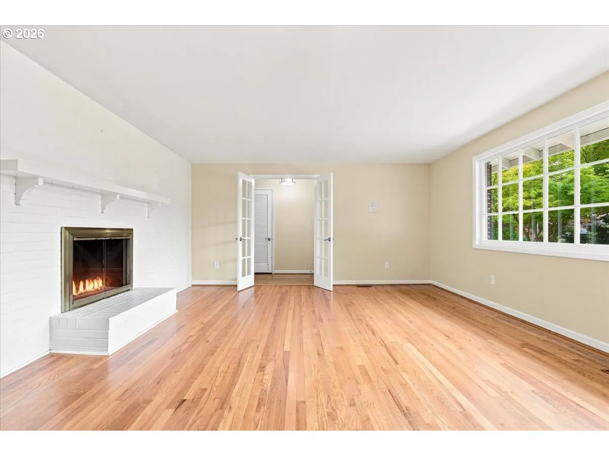 Living Room-Fireplace