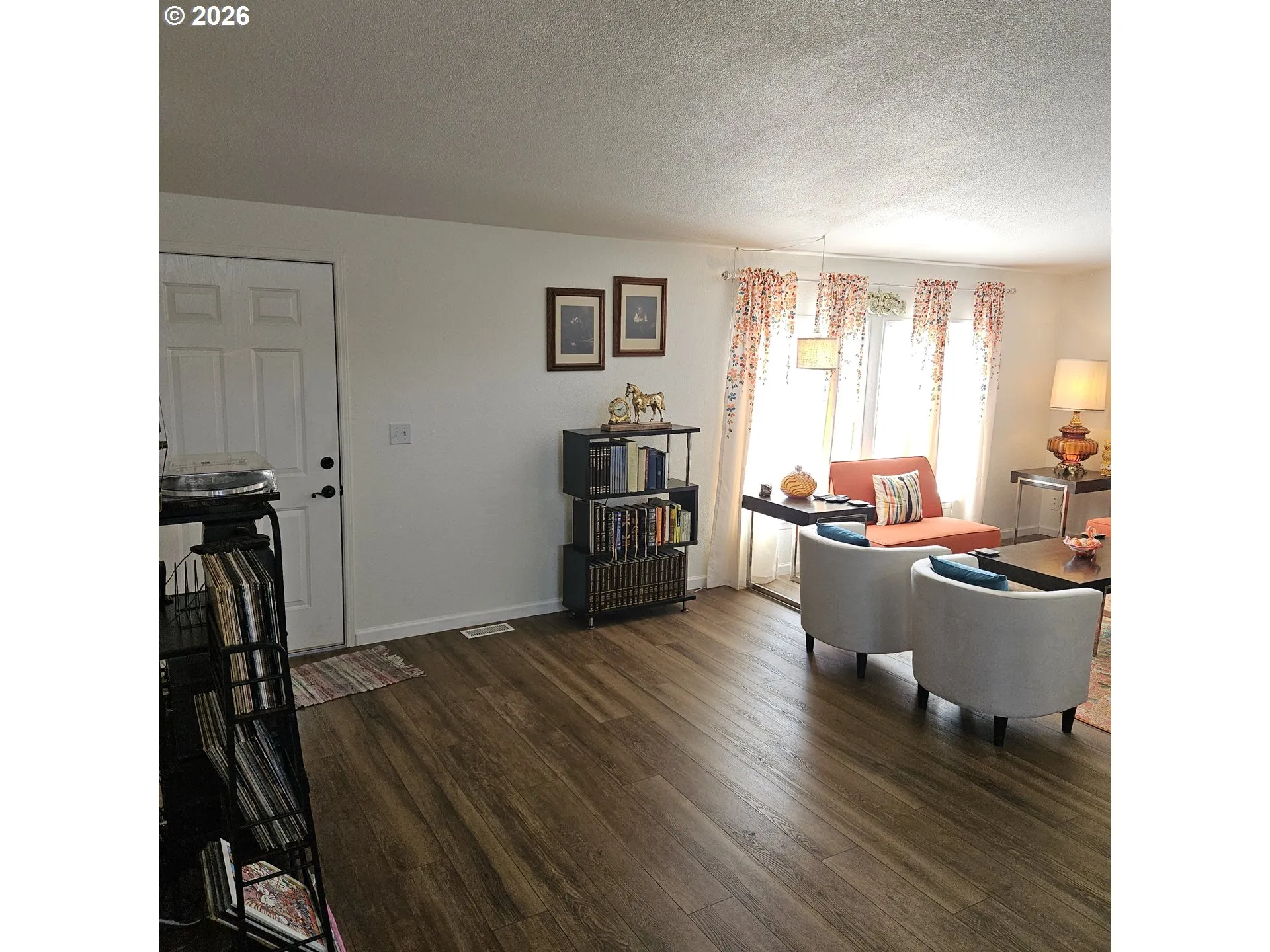 Living Room/Entrance