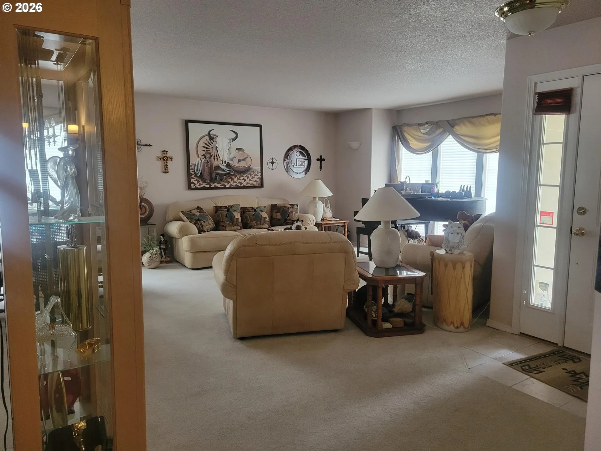 Living Room-Fireplace