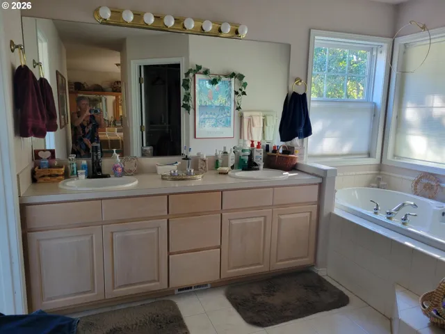 Owner's Suite Bathroom-Garden Tub