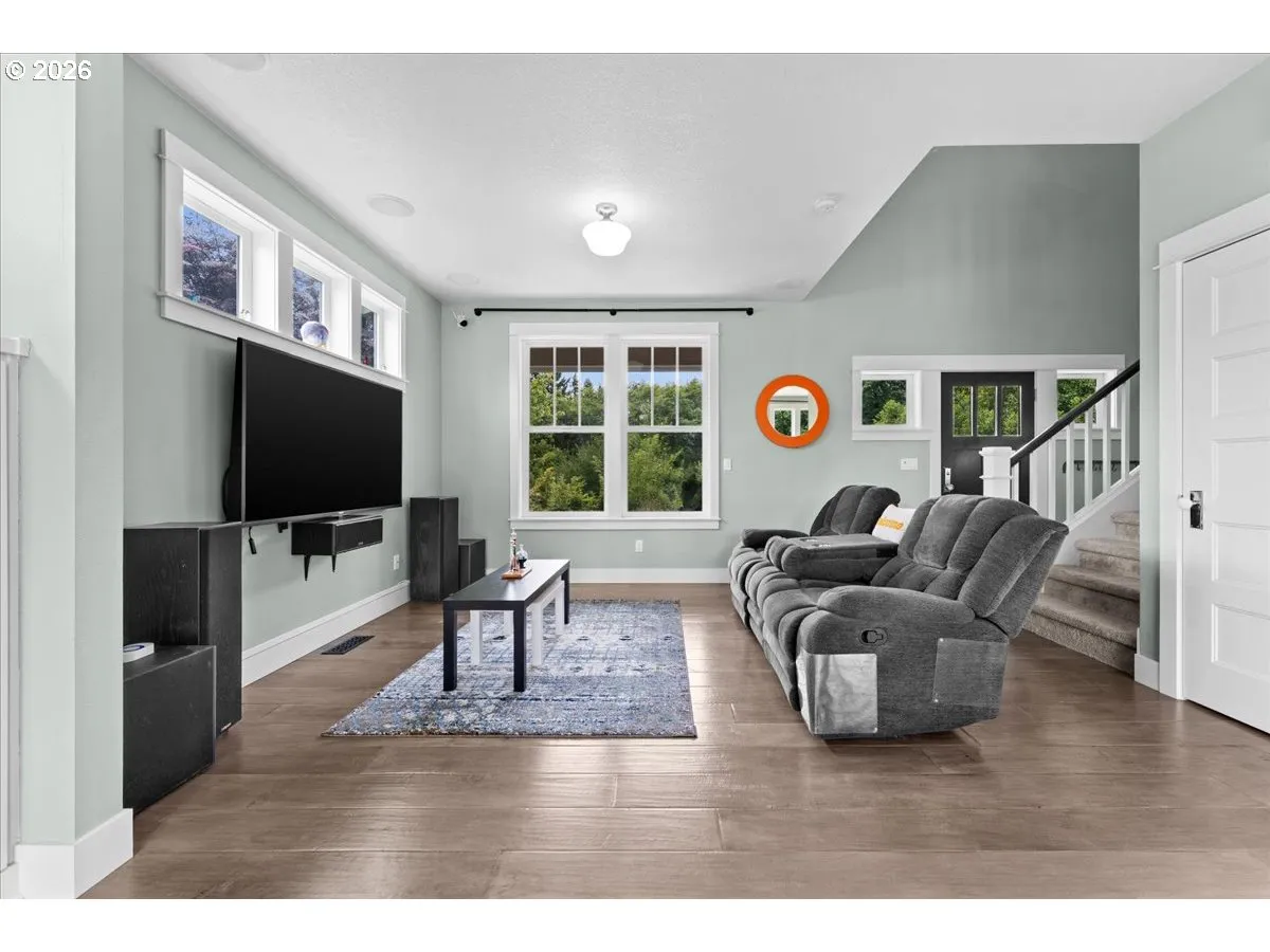 Living Room/Entrance