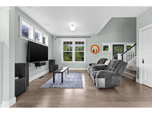 Living Room/Entrance