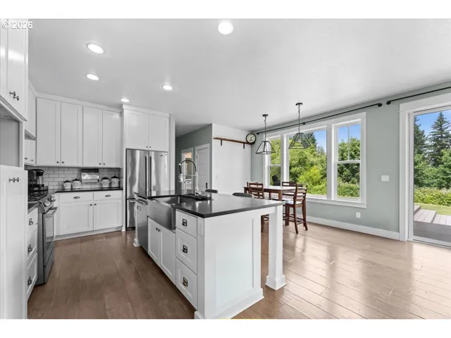 Kitchen-Breakfast Bar