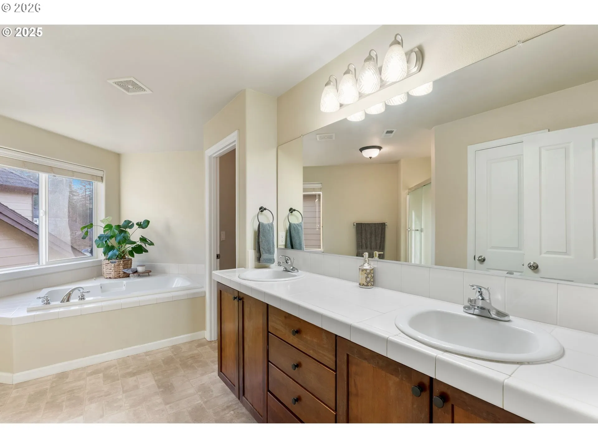 Bathroom, Attached-Garden Tub