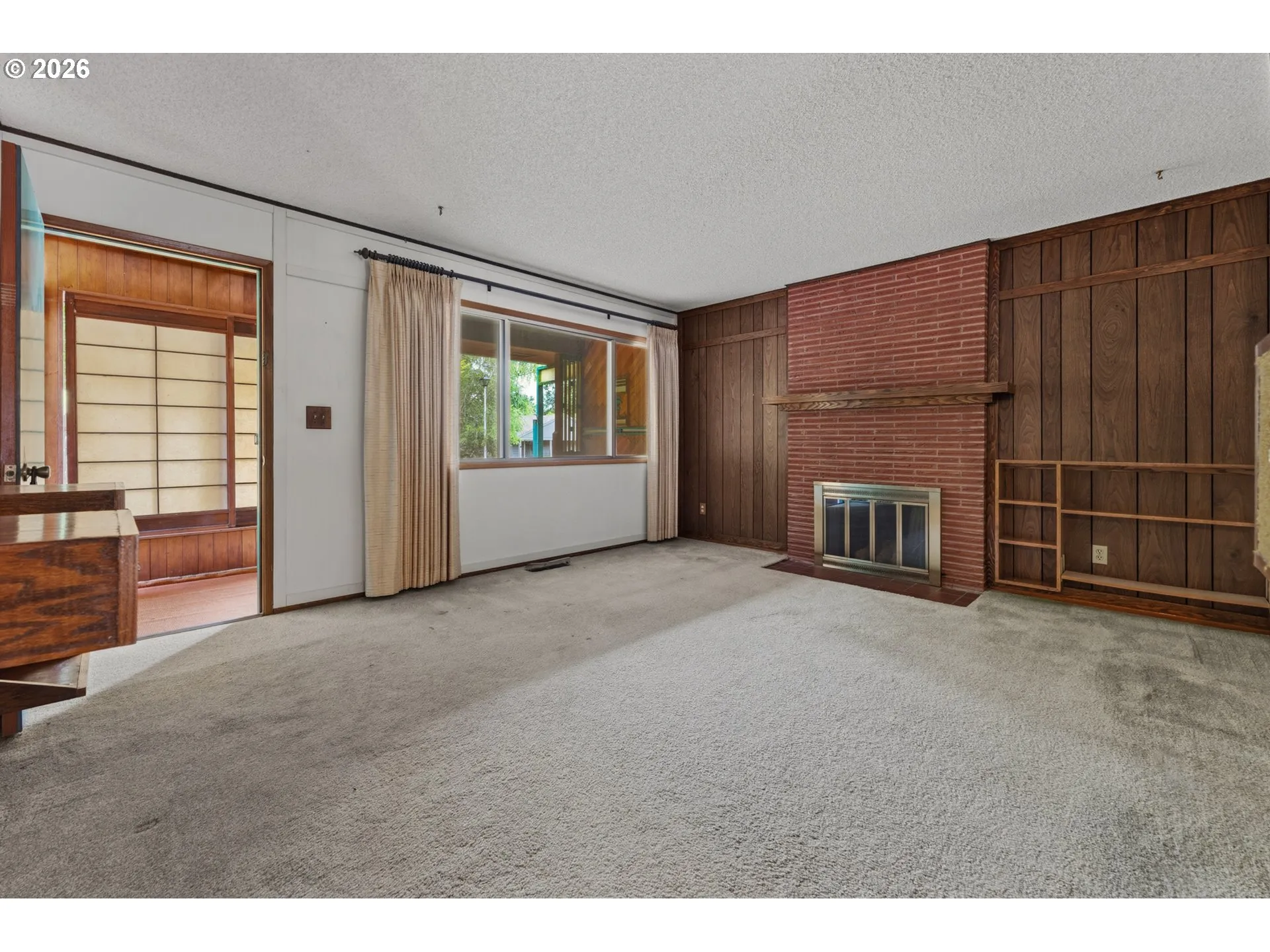 Living Room/Entrance