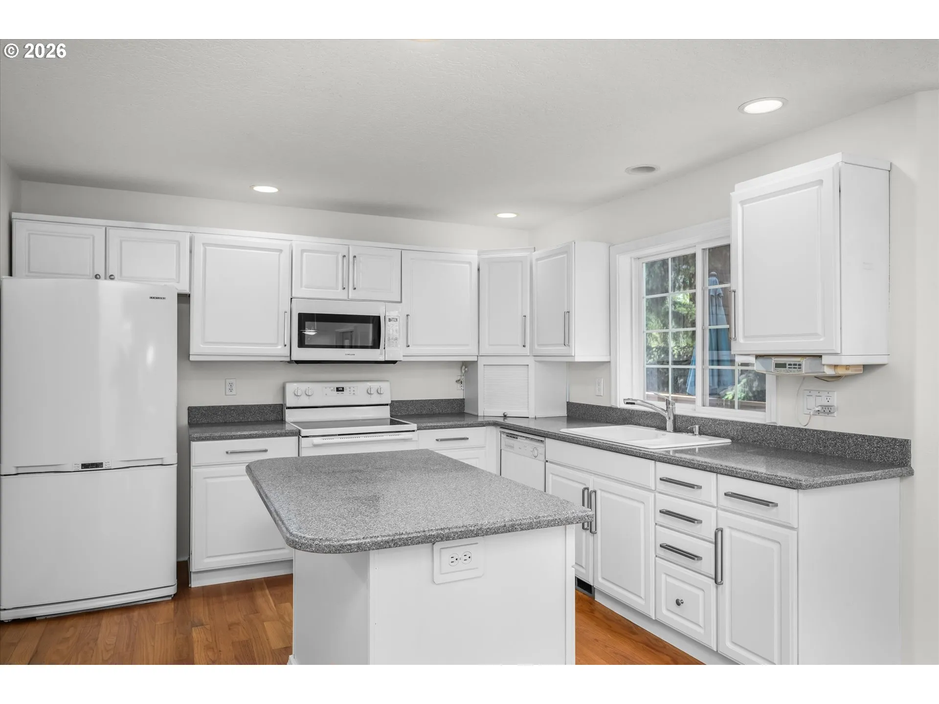Kitchen-Breakfast Bar