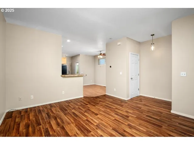 Living Room/Entrance