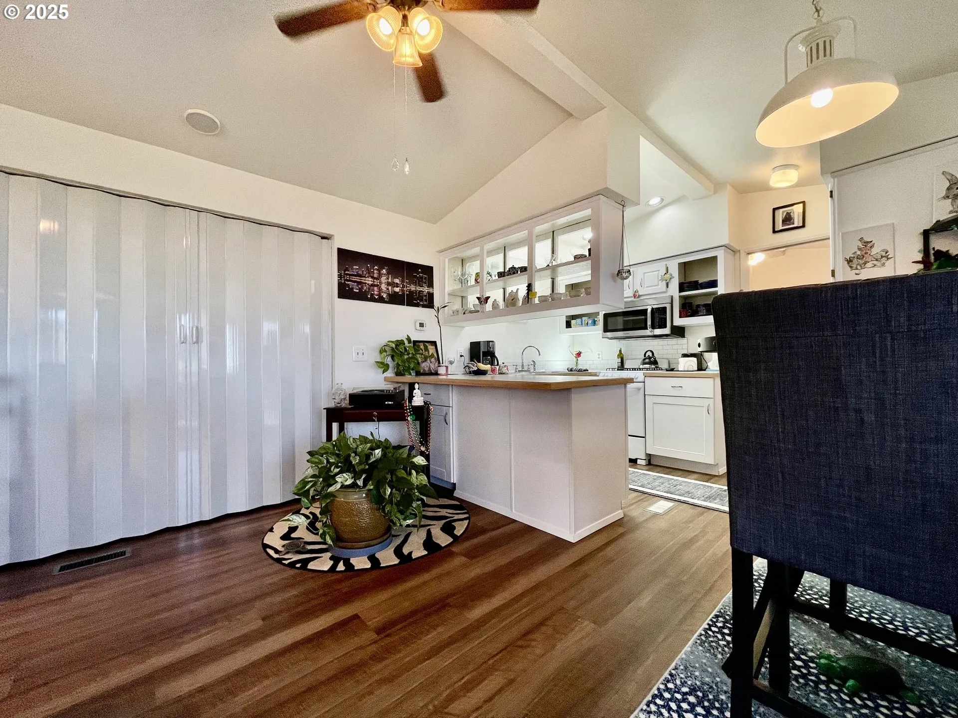 Kitchen-Breakfast Bar