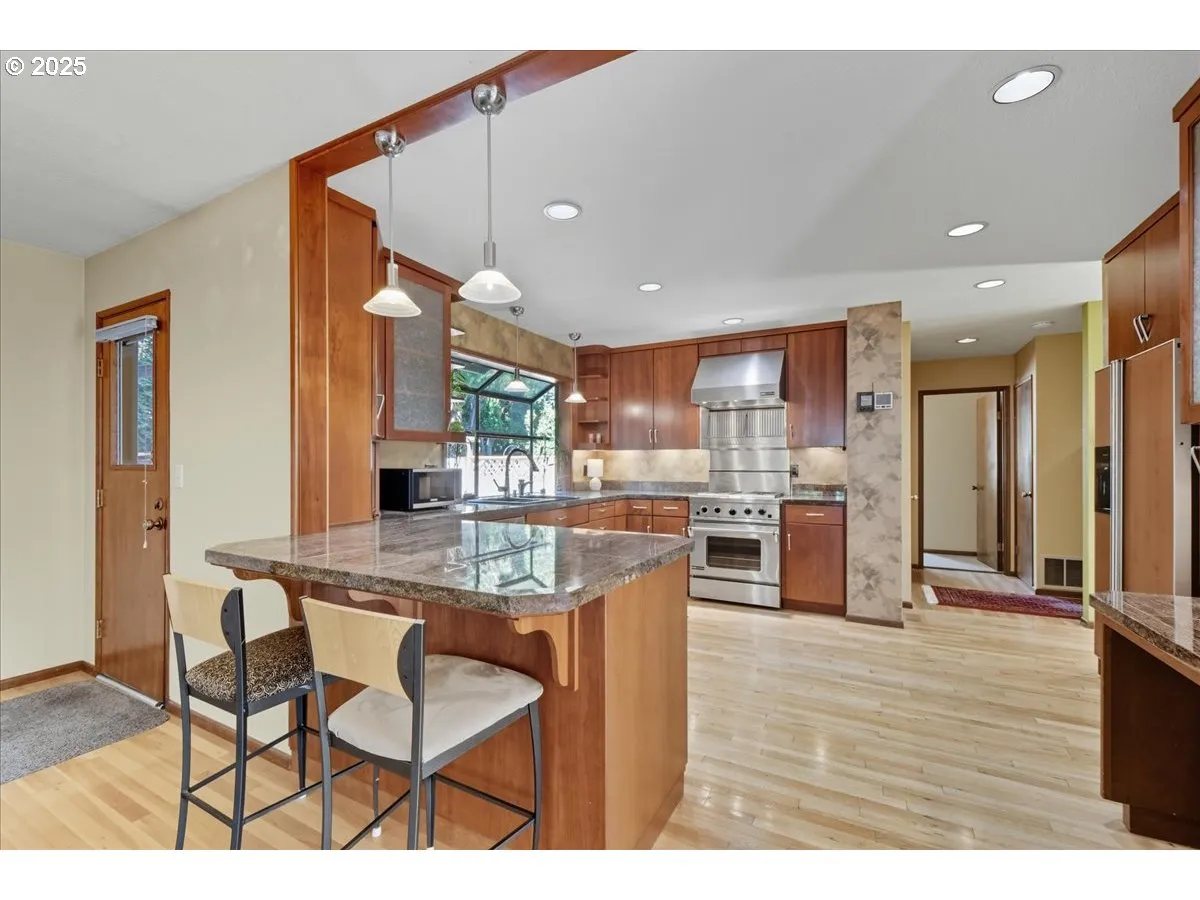Kitchen-Breakfast Bar