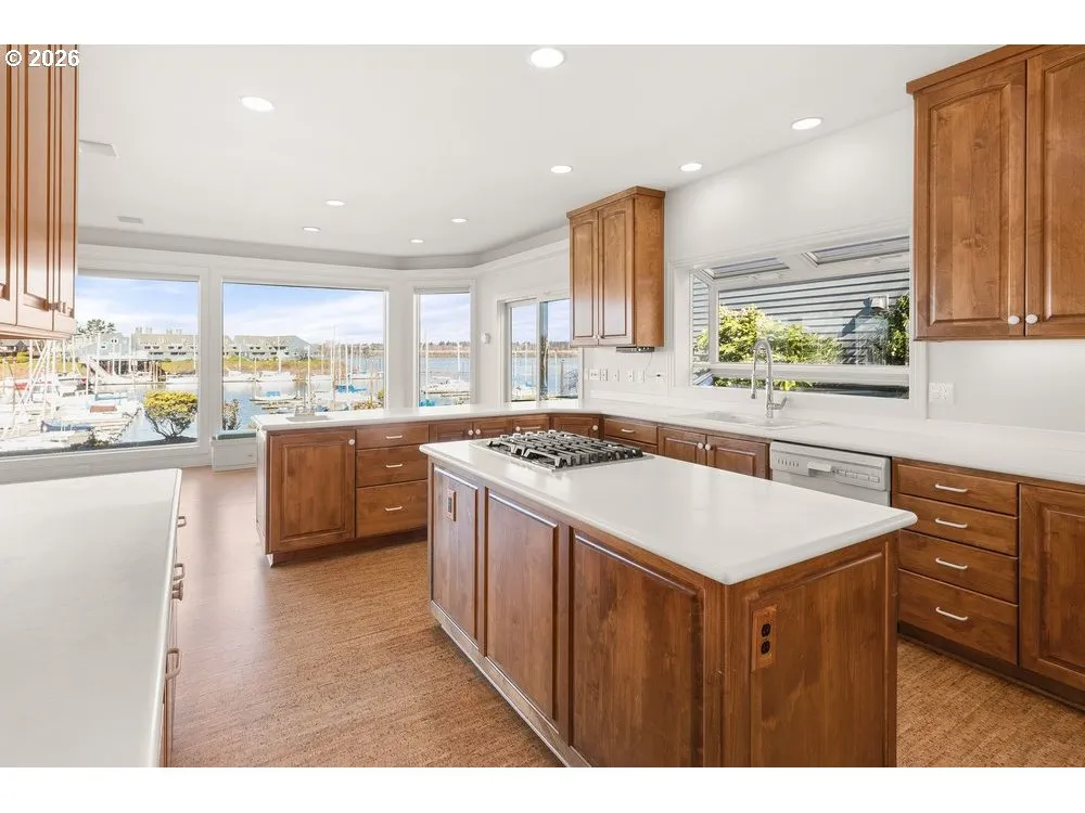 Kitchen/Nook-Island