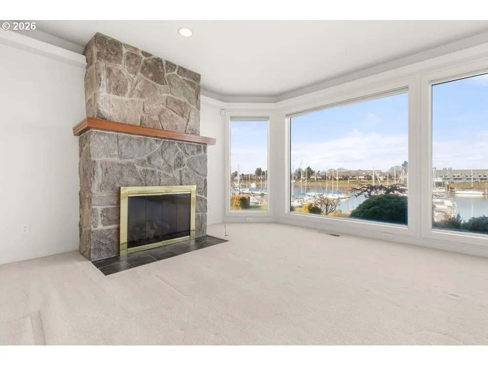 Living Room-Fireplace
