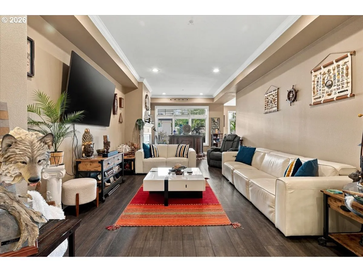 Living Room/Entrance