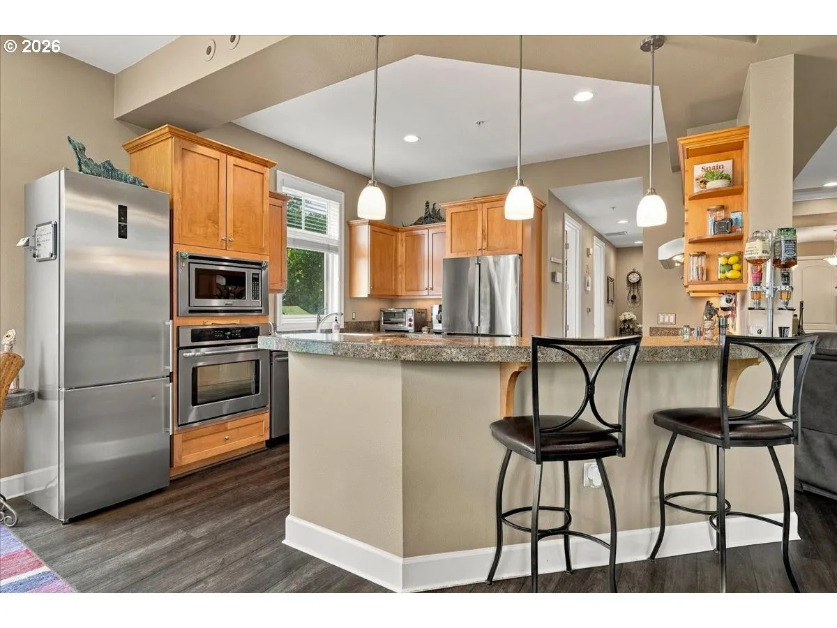 Kitchen-Breakfast Bar
