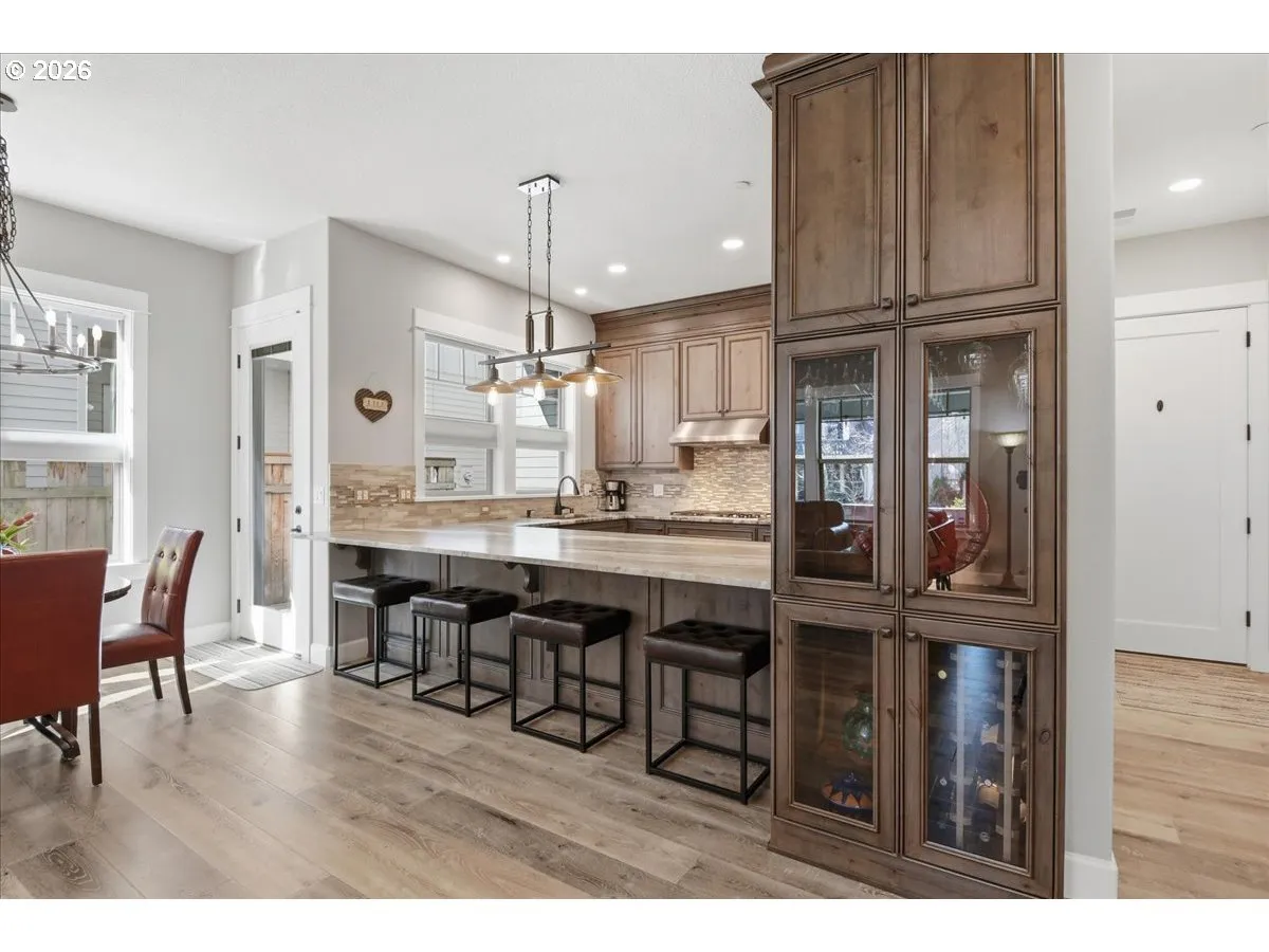 Kitchen-Breakfast Bar