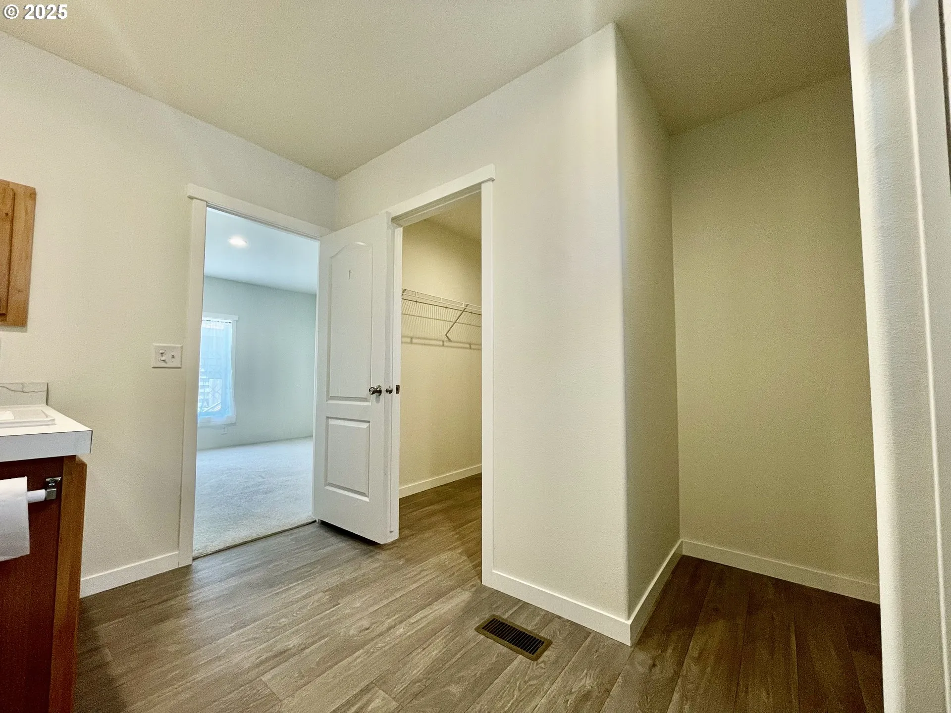 Bathroom, Attached-Walk-In Closet