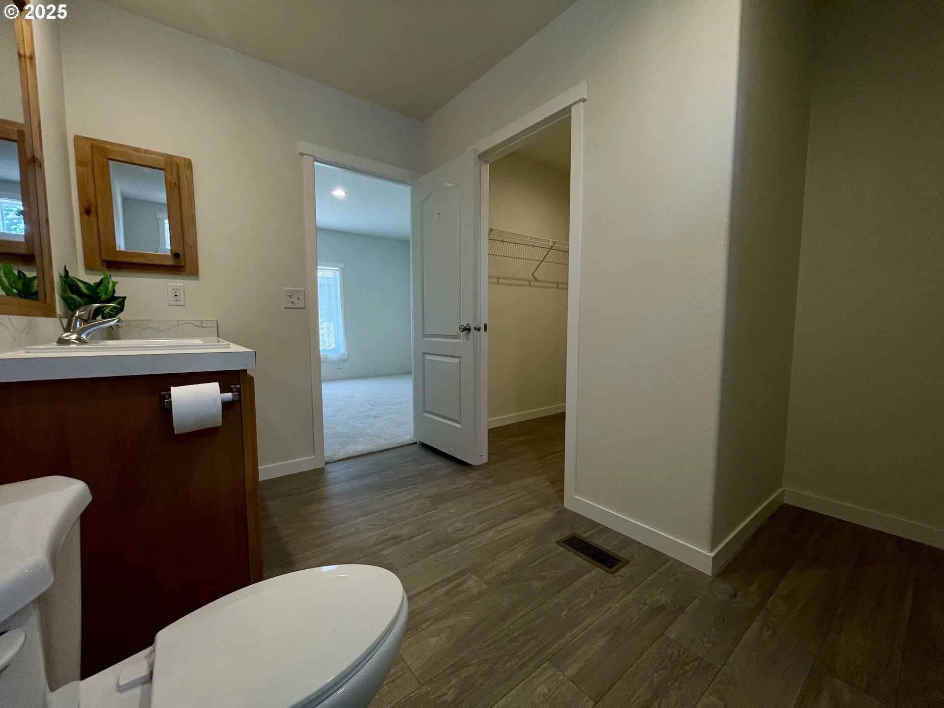 Bathroom, Attached-Walk-In Closet
