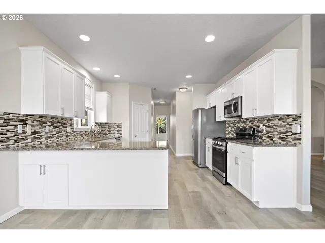 Kitchen-Breakfast Bar