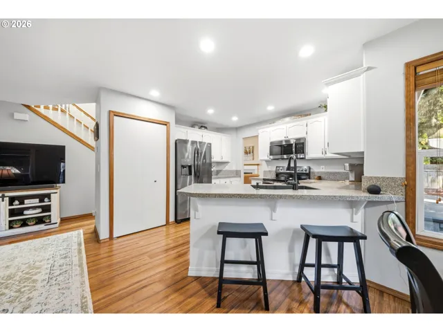 Kitchen-Breakfast Bar
