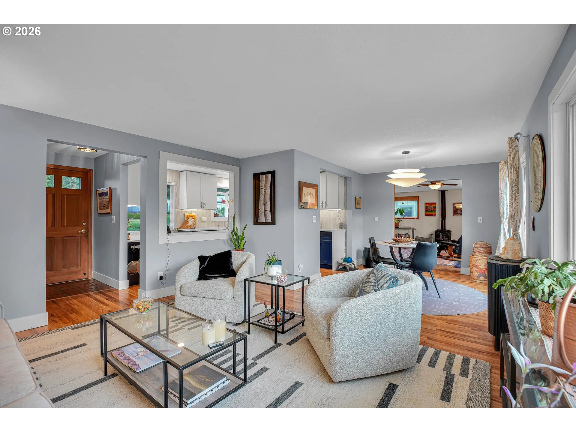 Living Room/Entrance