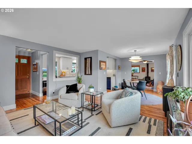 Living Room/Entrance