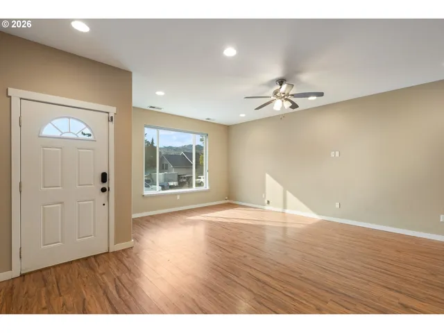 Living Room/Entrance