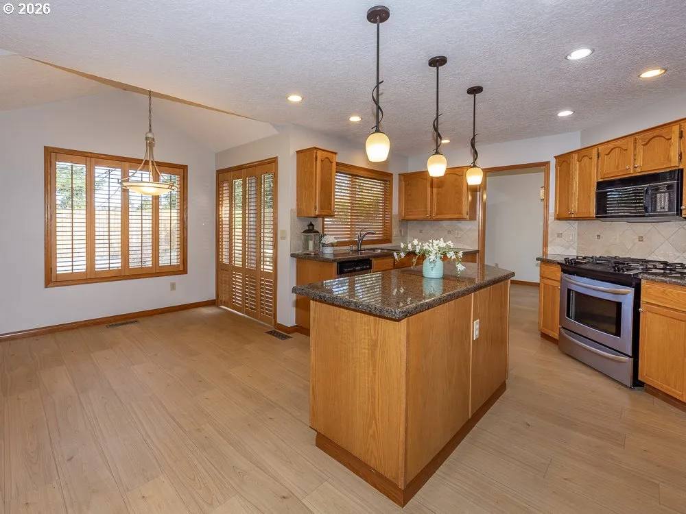 Kitchen/Nook-Eating Area