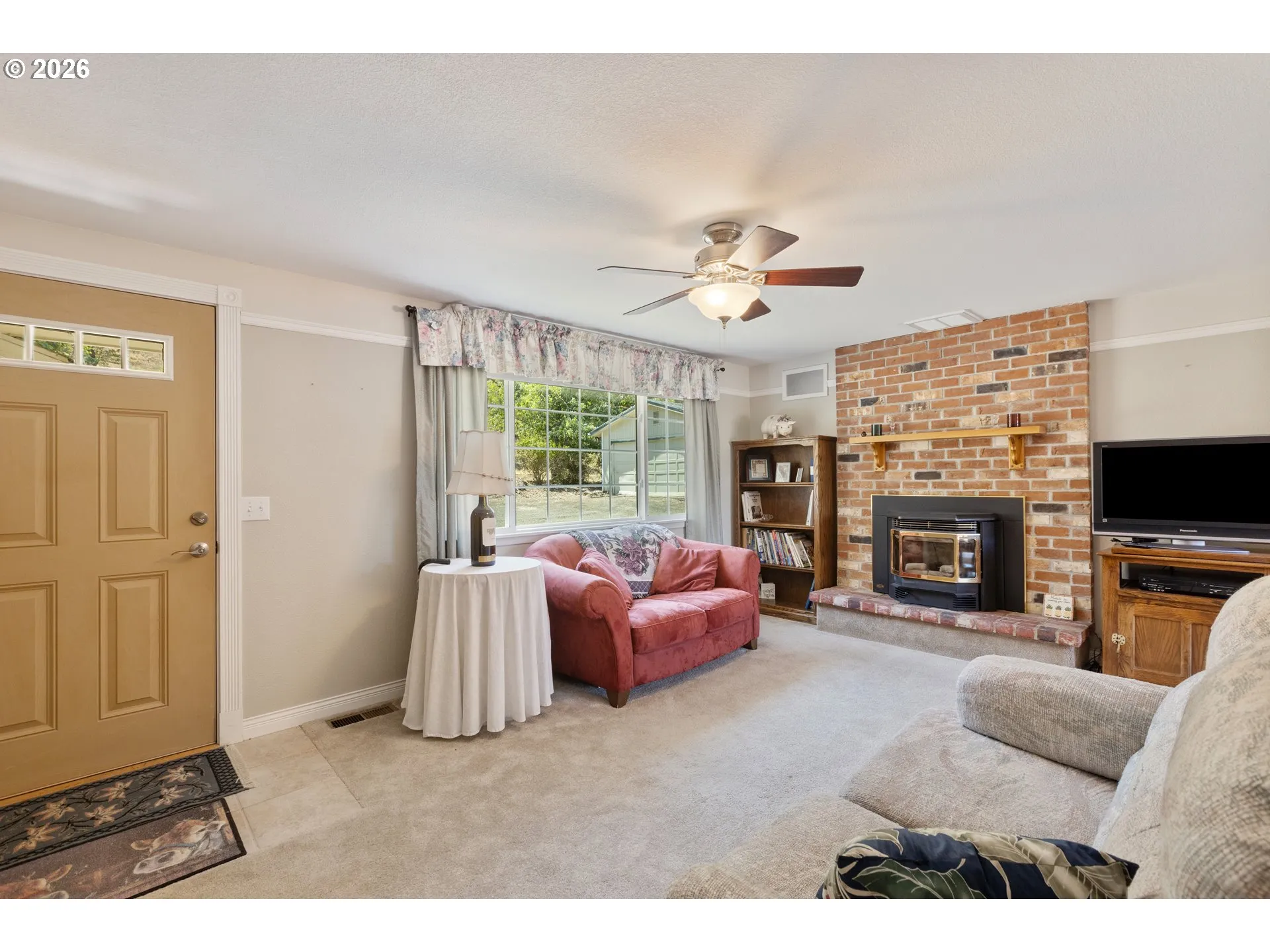 Living Room/Entrance