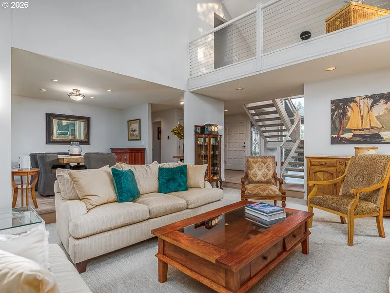 Living Room/Entrance