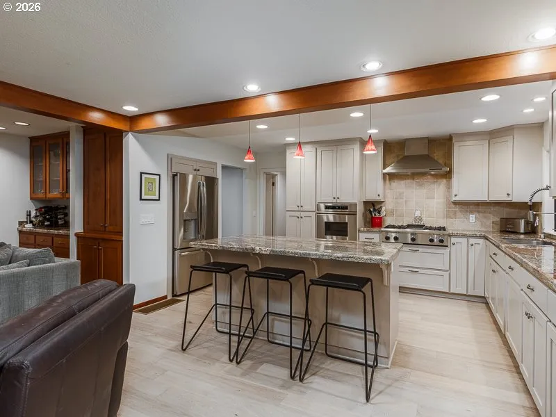 Kitchen-Breakfast Bar