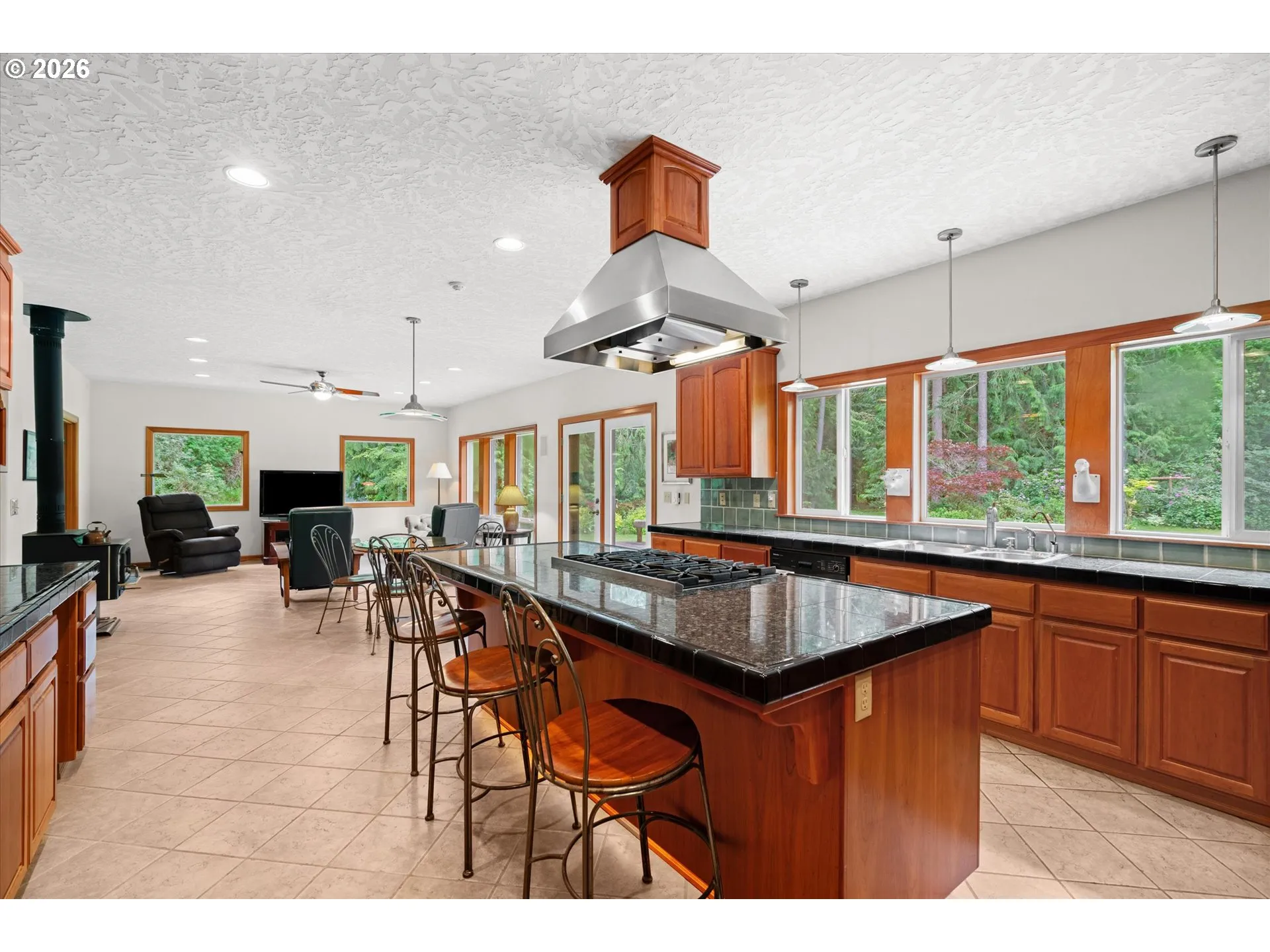 Kitchen-Breakfast Bar