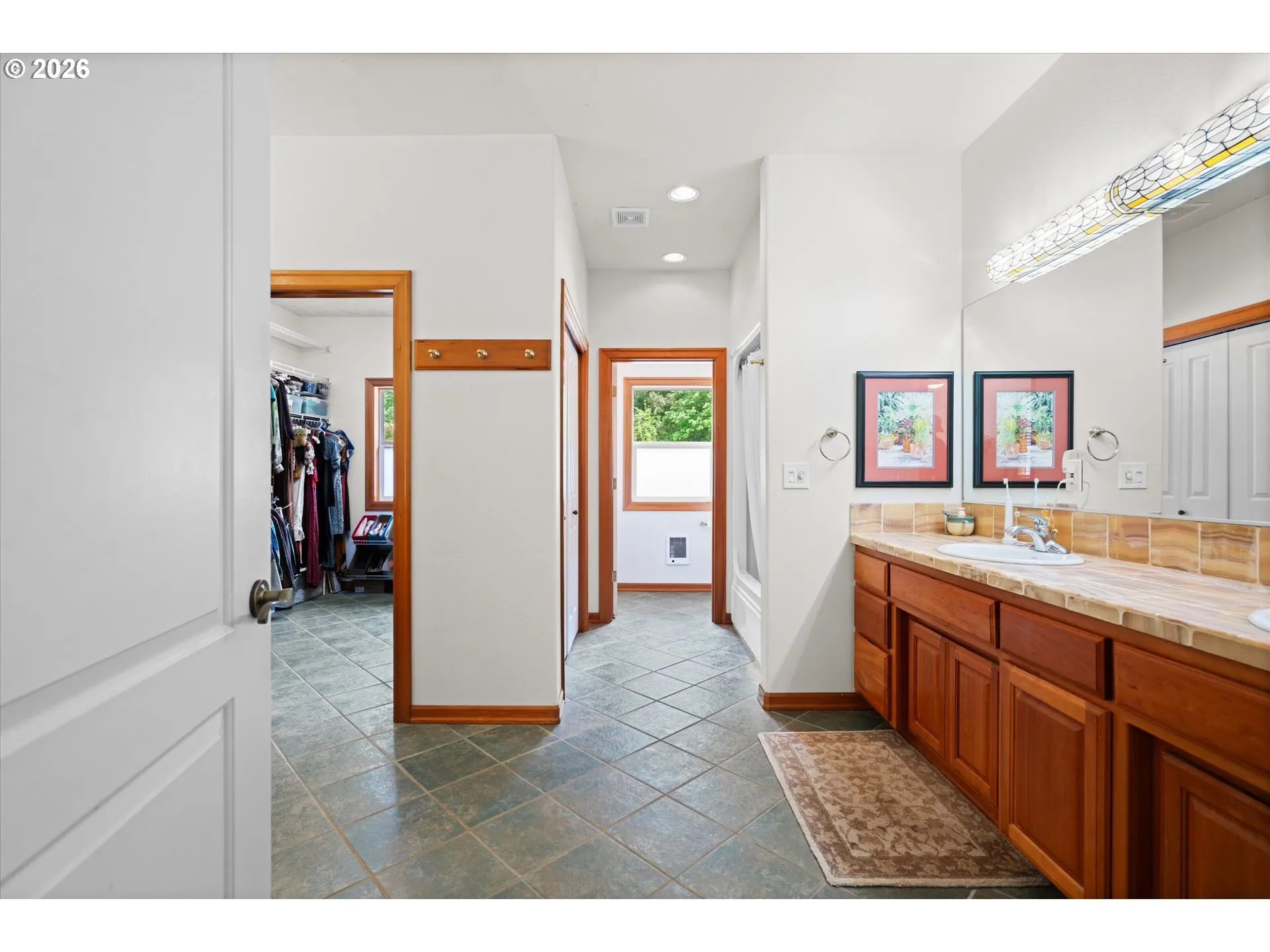 Bathroom, Attached-Walk-In Closet