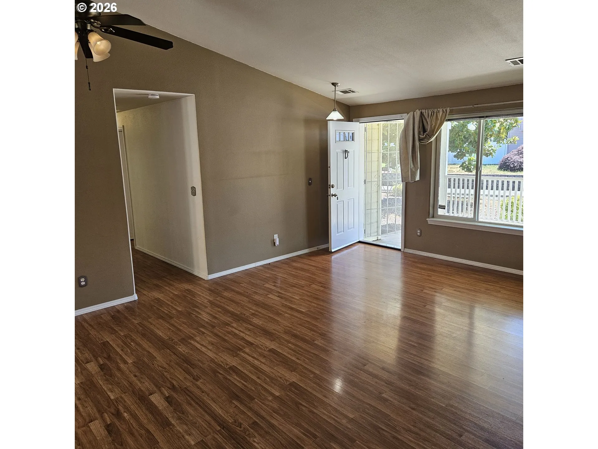 Living Room/Entrance