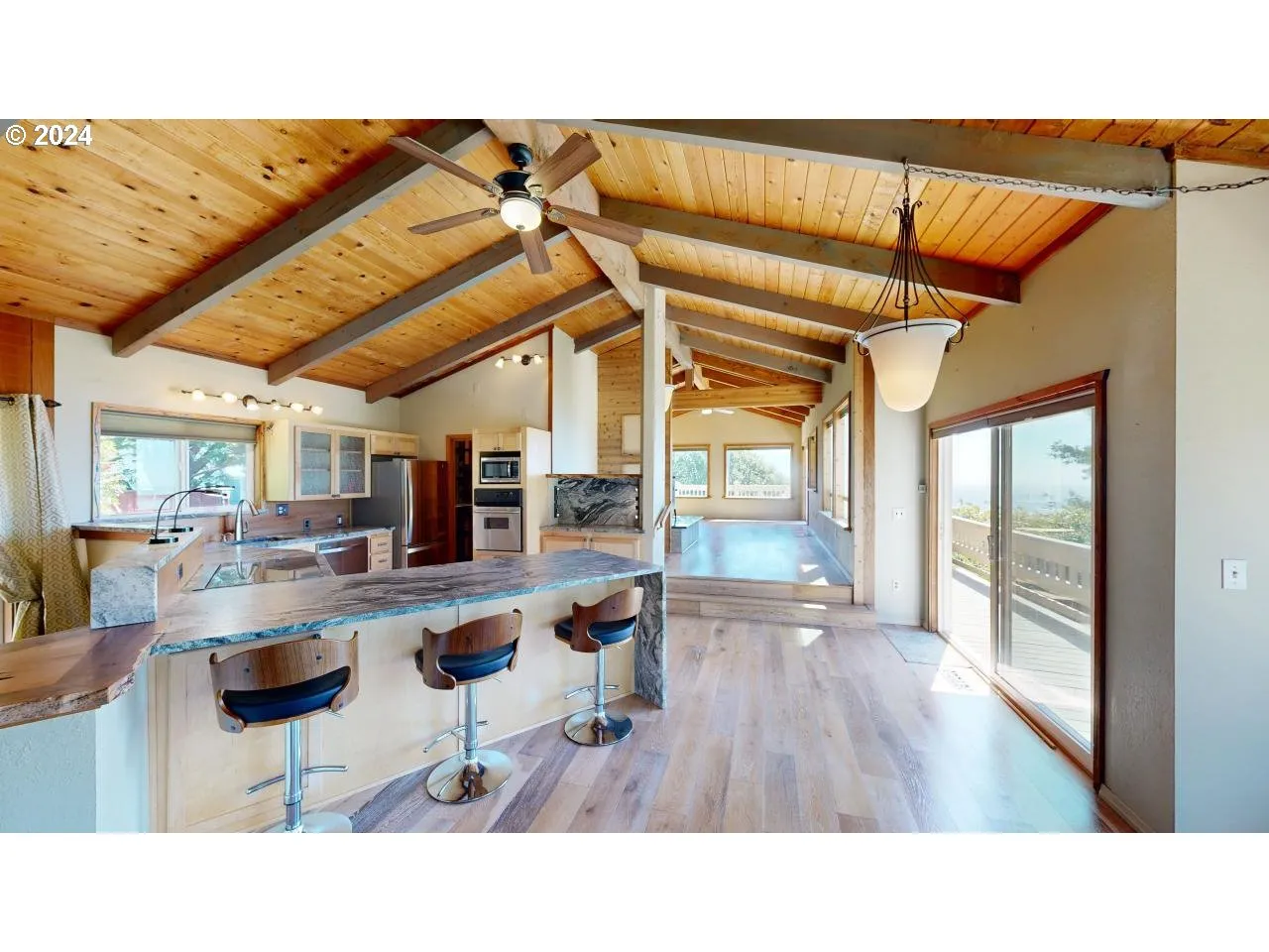 Kitchen-Breakfast Bar